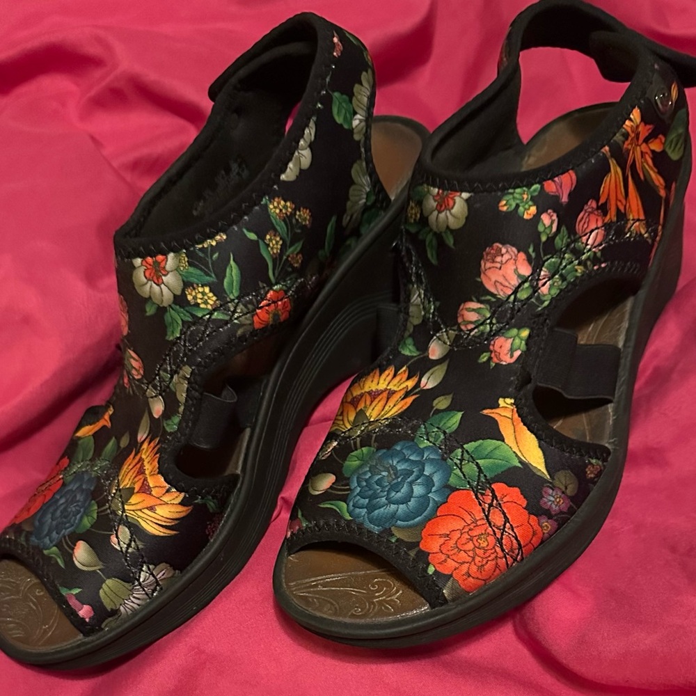 Bzees Dream Wedge Open Toe Black Floral Women's Sandals